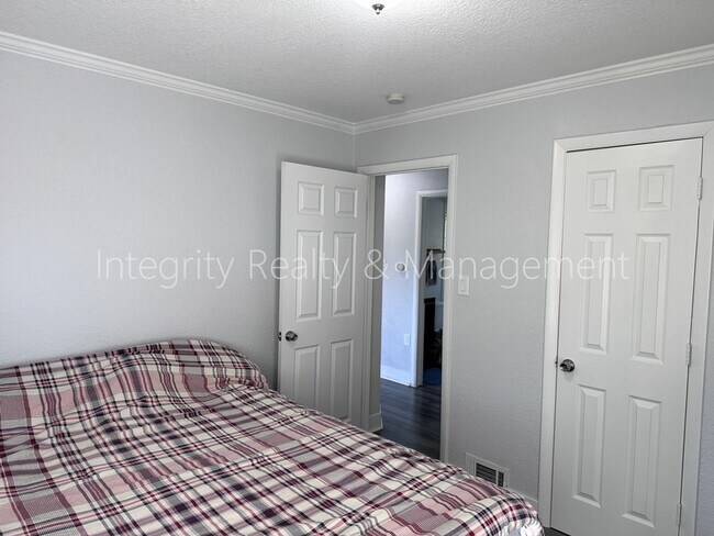 Building Photo - 901 S Alcott St