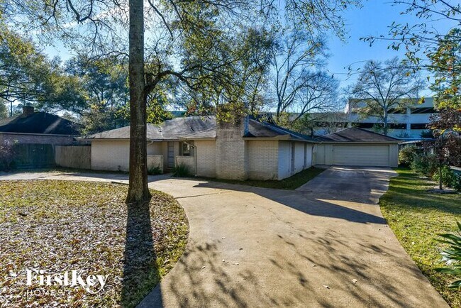 Building Photo - 214 Oakwood Dr