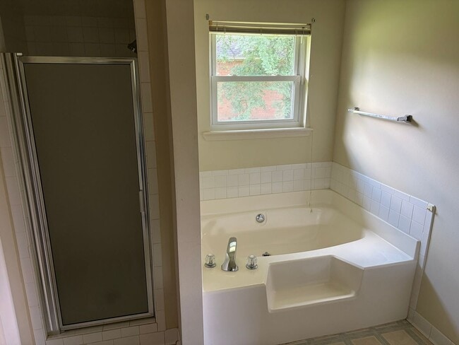 Building Photo - 3 Bedroom and 2 Bathroom House