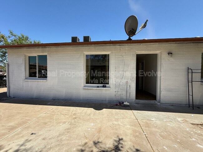 Building Photo - 3223 W Madison St