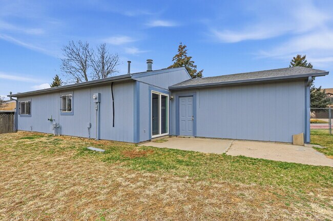 Building Photo - $1,840.95 - 3 Bed, 2 Bath Home with fenced yard and $300 move in special.