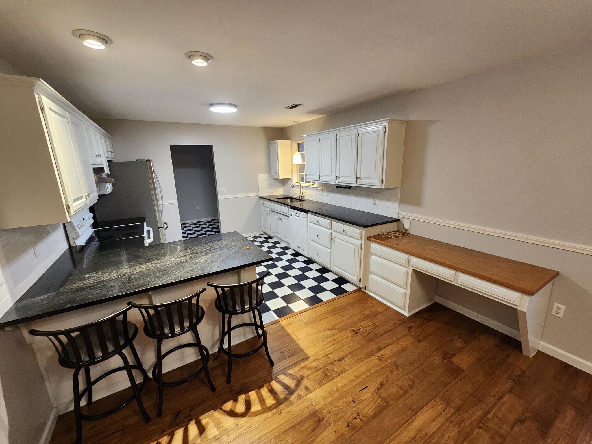 Kitchen - 644 W Oaklawn Dr