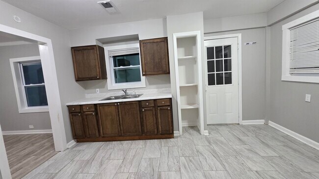 Building Photo - 3569 Bayliss Ave