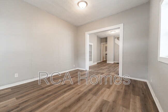 Building Photo - 2425 N Kenwood Ave