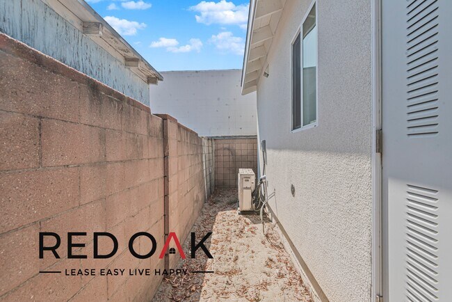 Building Photo - Amazing Two Bedroom Walk-Up with Spacious ...