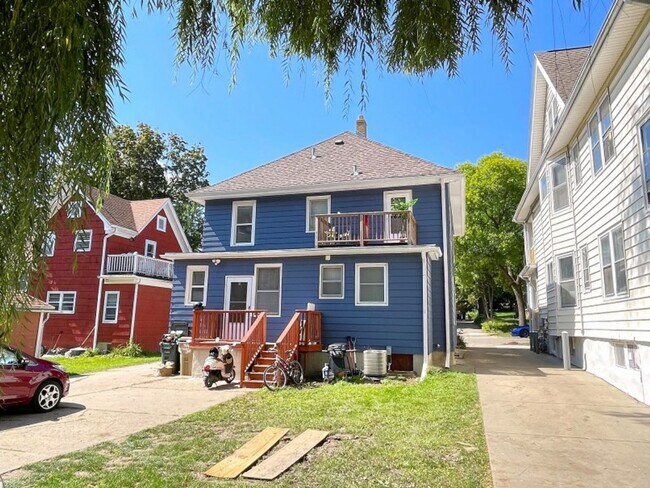 Building Photo - 129 Lathrop St
