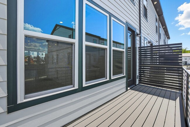 Building Photo - Brand-new three-story townhome in the Univ...