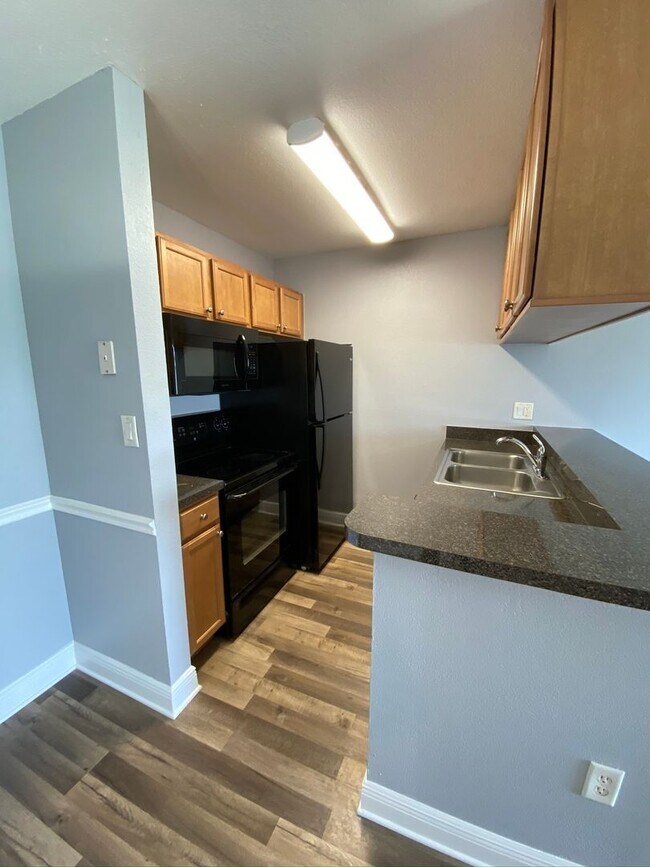 Building Photo - 1/1 in the Heart of Brandon with a lake view!