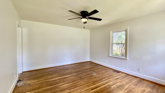 Building Photo - 648 Linfield Dr