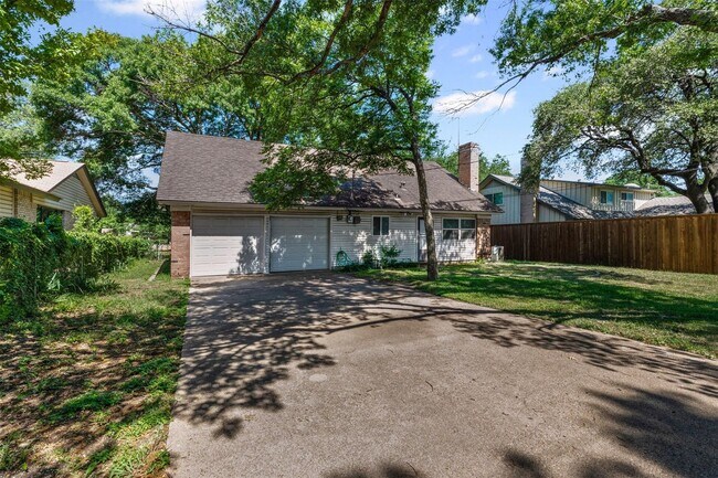 Building Photo - WELCOME TO OAK PARK ESTATES