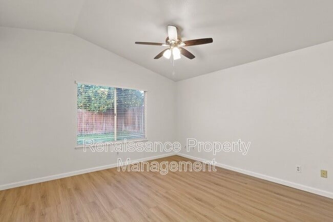 Building Photo - 165 Henry Ct