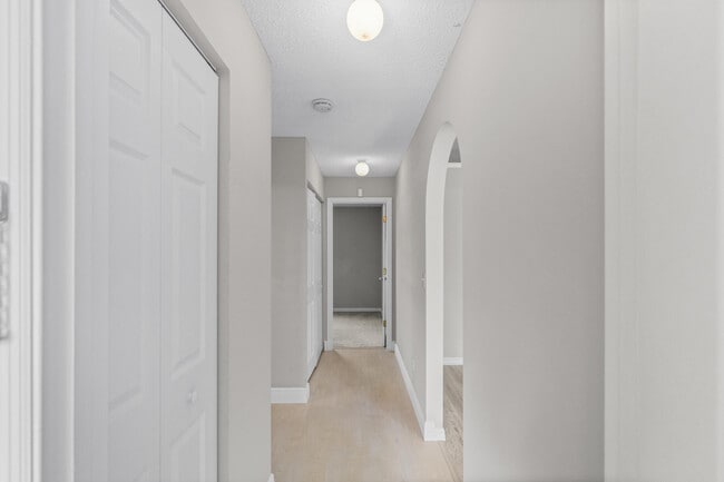 Building Photo - 173 SW Ray Ave