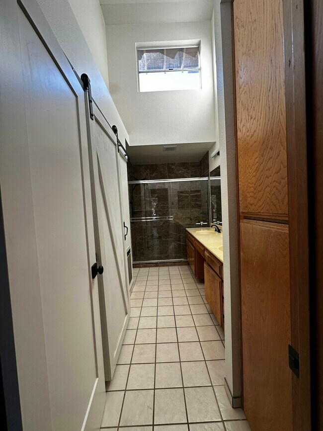 Building Photo - 8555 Circle R Course Ln