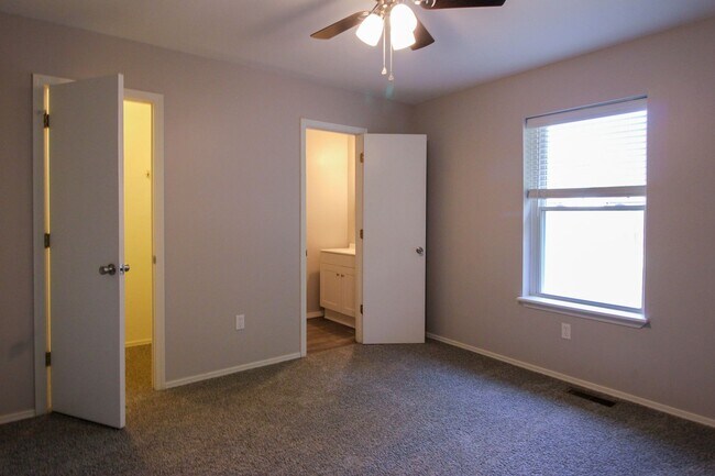 Building Photo - Freshly Remodeled & Ready For You To Call Home!