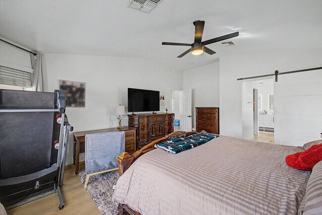 Building Photo - 8352 W San Juan Ave