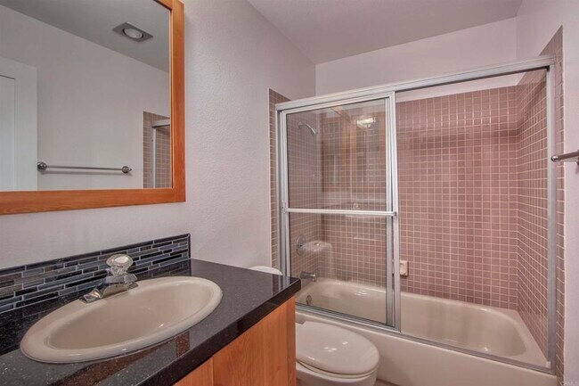 Building Photo - 534 Via De La Valle