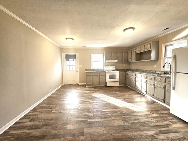 Building Photo - 706 Maple St