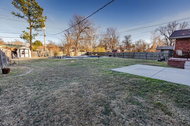 Building Photo - 3-Bed Midtown Home, Large Fenced Yard With Pool