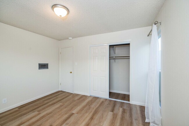 Building Photo - Top Floor 1BR/1BA. Renovated! DISHWASHER! ON-SITE LAUNDRY!