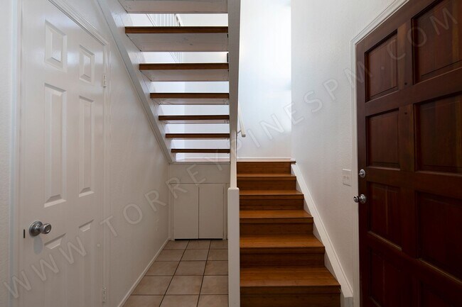 Building Photo - OPEN HOUSE: 12/13 1-2PM ~ 3BR Townhome with Garage, 1 BLOCK from Ocean!