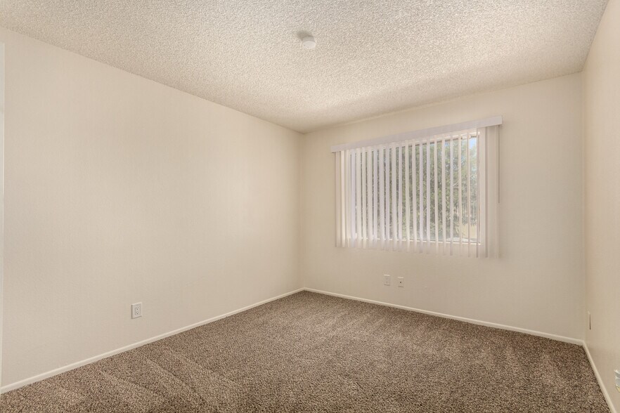 Building Photo - 5940 N 48th Ln