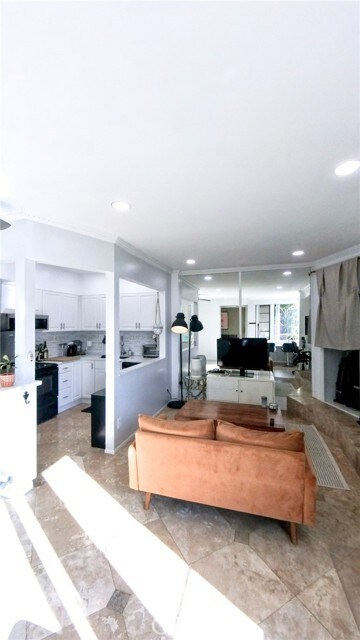 Building Photo - 2575 E 19th St