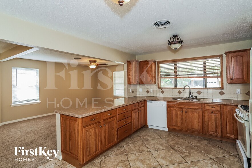 Building Photo - 813 Luella Ave