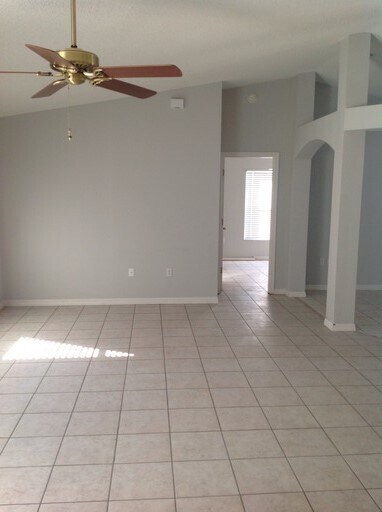 Building Photo - Close to I-4 Nice 3 Bedroom 2 Bath Call Ca...