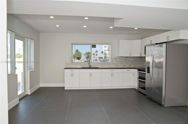 Building Photo - 4051 N Ocean Dr
