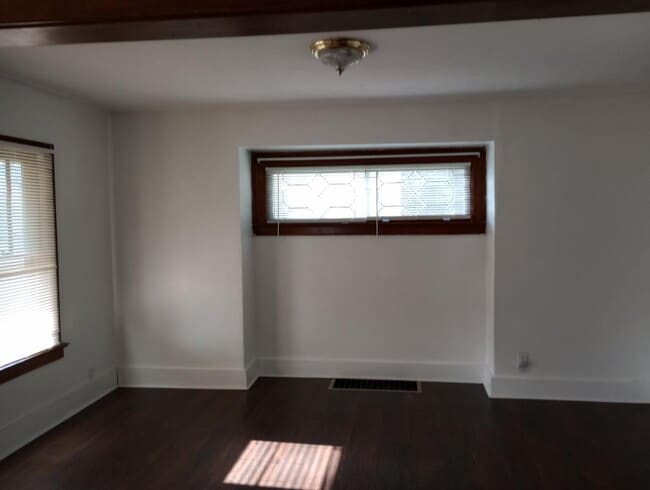 Building Photo - 385 Oak Knoll Ave SE