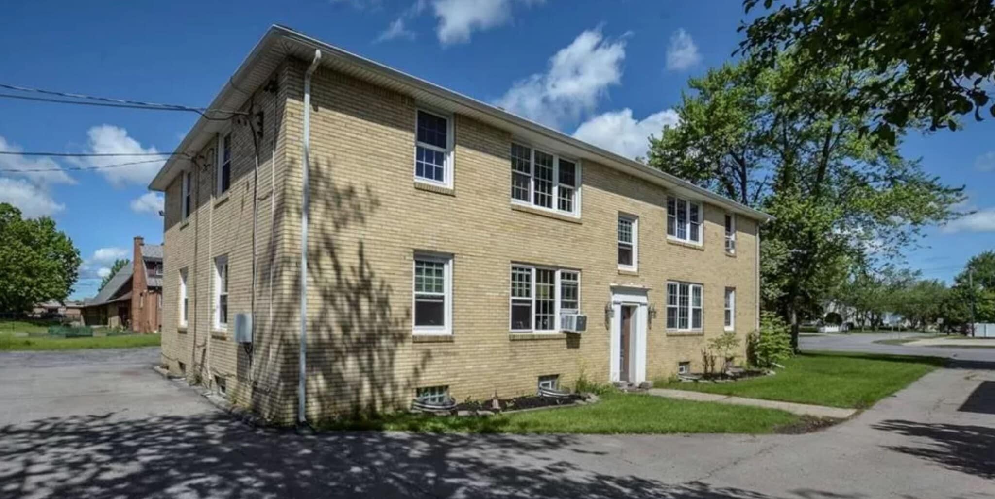 Building Photo - 2711 Sheridan Dr