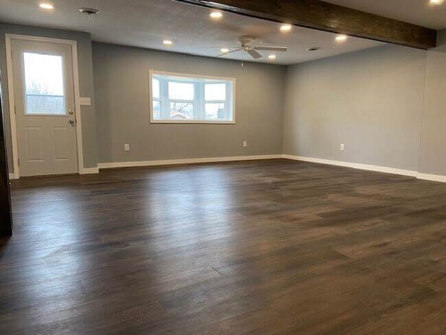 Building Photo - Single-Family Home in Hollister