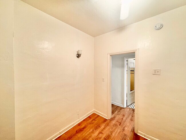 Building Photo - 608 S Dunsmuir Ave