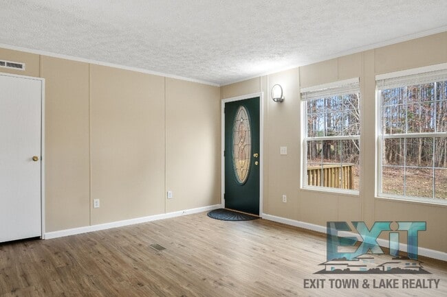 Building Photo - Beautiful Fully Renovated 3 Bed 2 Bath Home