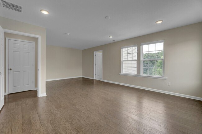 Building Photo - 704 Cottonwood Ct