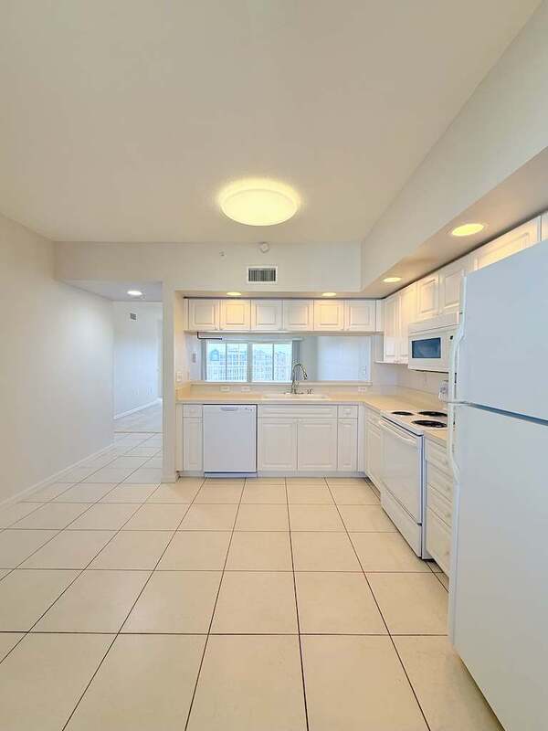 Building Photo - 1200 Country Club Dr