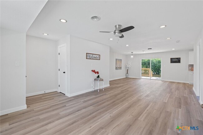 Building Photo - 711 Santa Rosa Dr