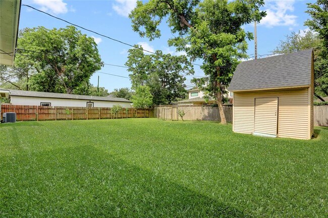 Building Photo - 1643 Crestdale Dr
