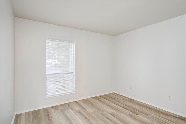 Building Photo - 6910 Hart Ln