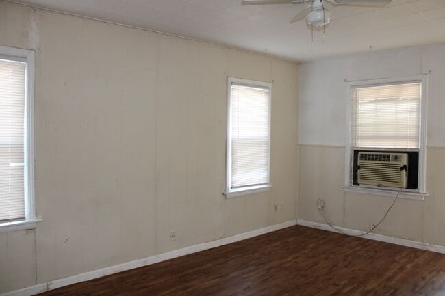 Building Photo - 2 Bed, Tinker Close & Garage!