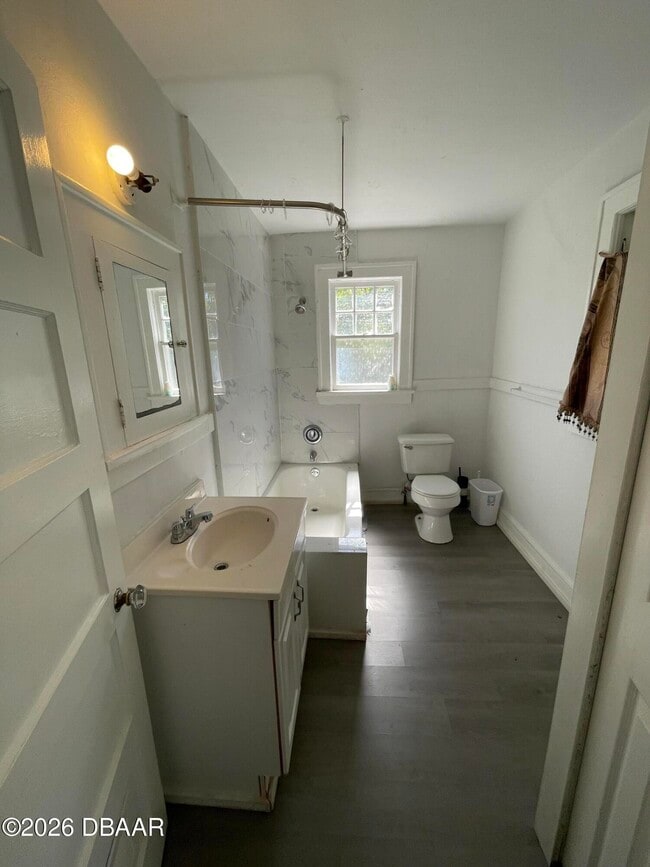 Building Photo - 411 N Oleander Ave