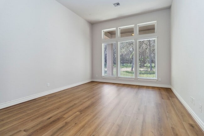 Building Photo - 944 Wilderness Oaks