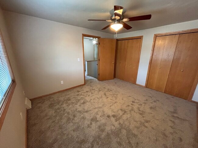 Building Photo - 3222 Lakeview Dr