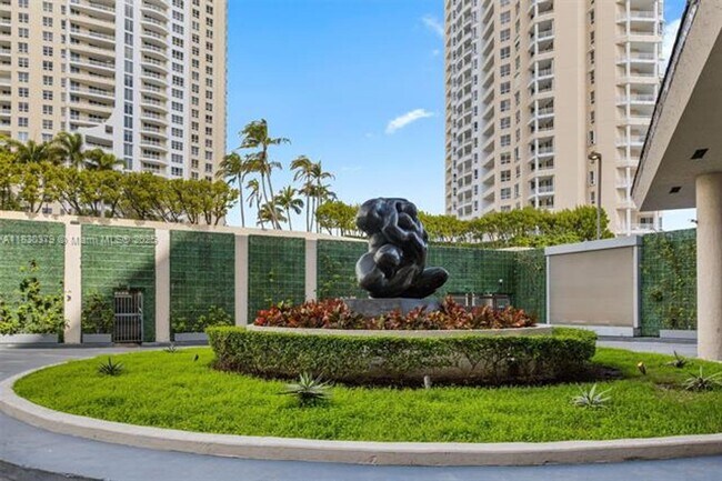 Building Photo - 540 Brickell Key Dr