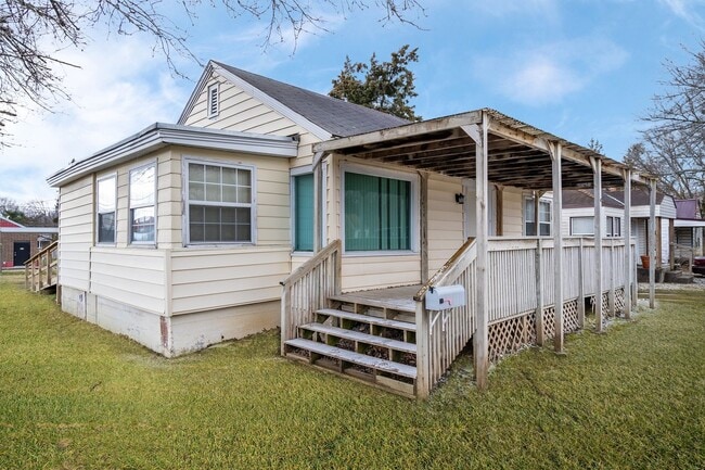 Primary Photo - Charming Home in Convenient Location!