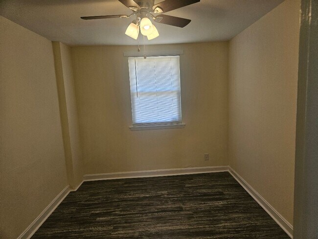 Building Photo - 913 Old Edgefield Rd