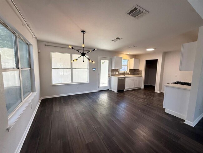 Building Photo - 3 Bed / 2 Bath / 2 living room a great bac...