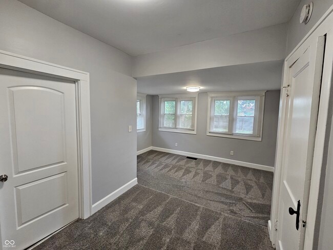 Building Photo - 3923 N Kenwood Ave