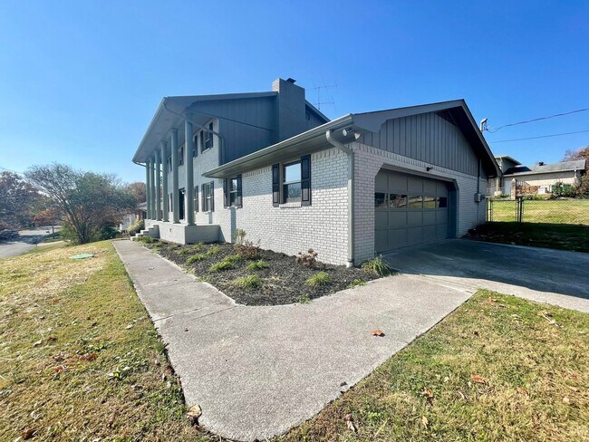 Building Photo - 223 Raintree Ln