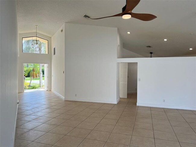 Building Photo - 371 Mohawk Ln